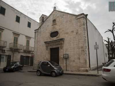 Ora per� � arrivato il momento di dedicare il nostro tempo alla visita del centro storico di Toritto. Ci dirigiamo quindi in piazza Aldo Moro per ammirare la chiesetta settecentesca dedicata alla Madonna delle Grazie, compatrona assieme a San Rocco
